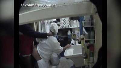 Motoboy hat seks mei skjinmakster yn restaurant tusken leveringen